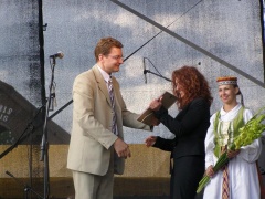 A. Macijausko premijos laureatę Daivą Grikšienę sveikina LŽS pirmininkas Dainius Radzevičius, Ritos Žadeikytės nuotr. A. Macijausko premijos laureatę Daivą Grikšienę sveikina LŽS pirmininkas Dainius Radzevičius, Ritos Žadeikytės nuotr.